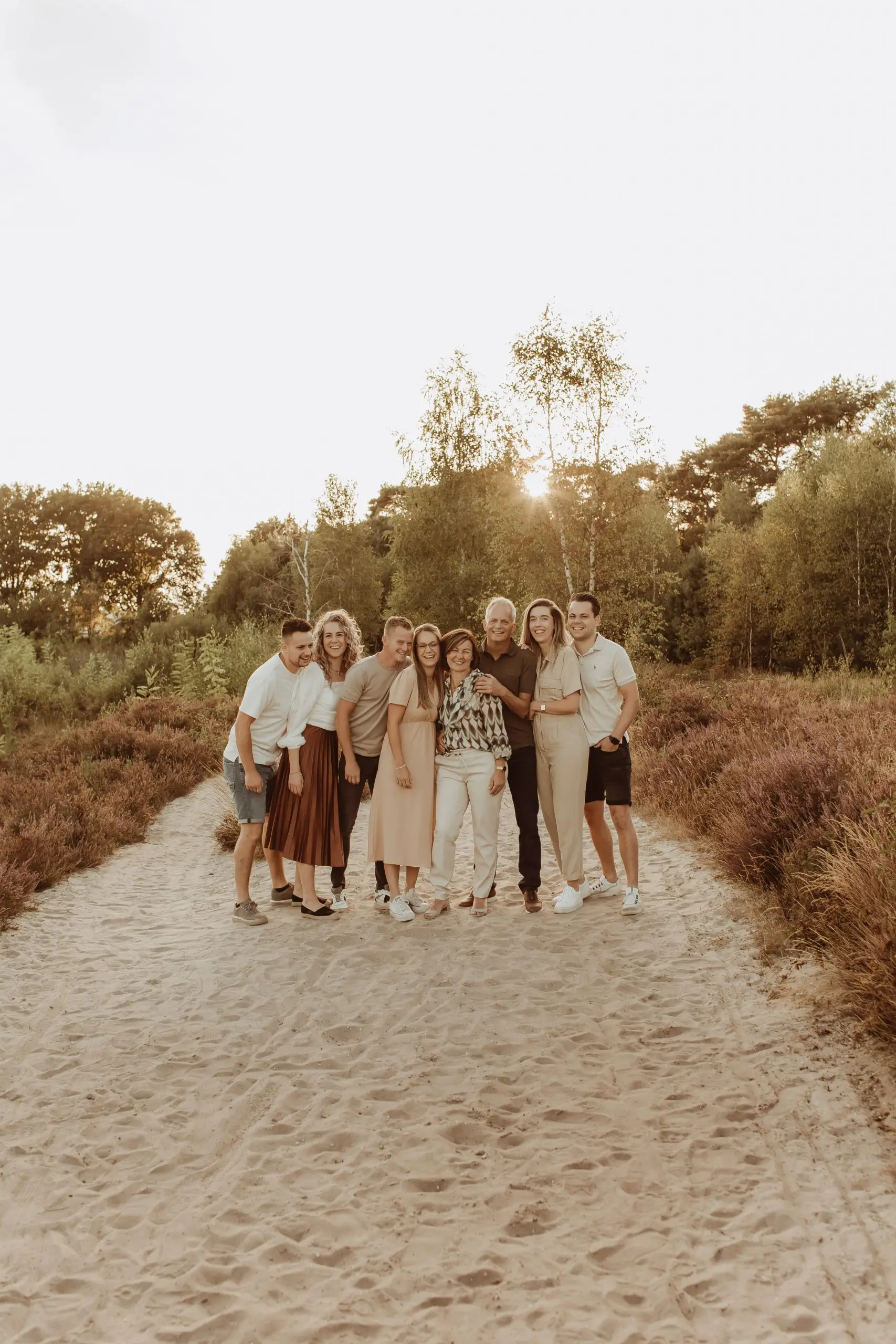 Familie tijdens een ontspannen fotoshoot bij zonsondergang