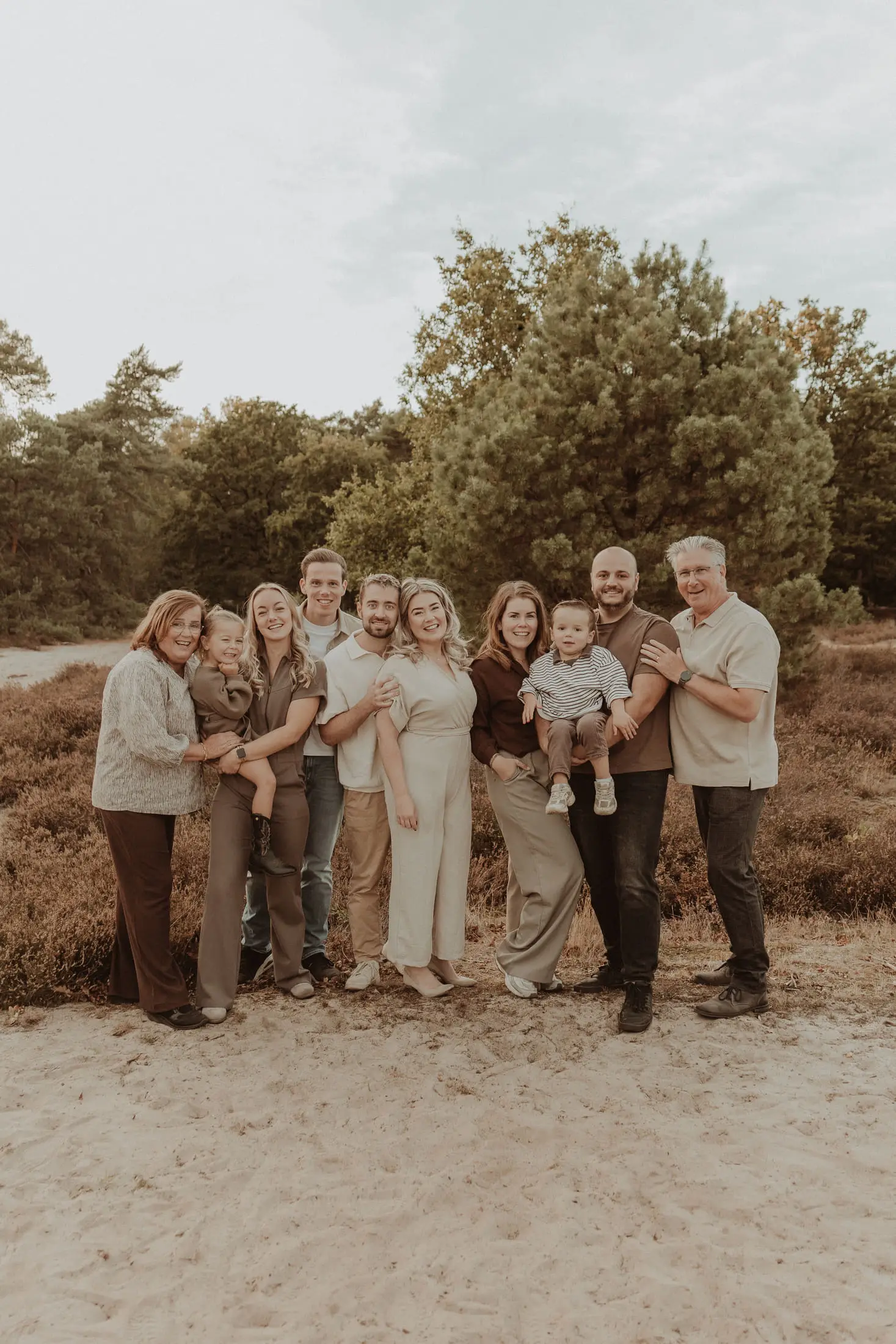 Grote familie staat samen tijdens een fotoshoot