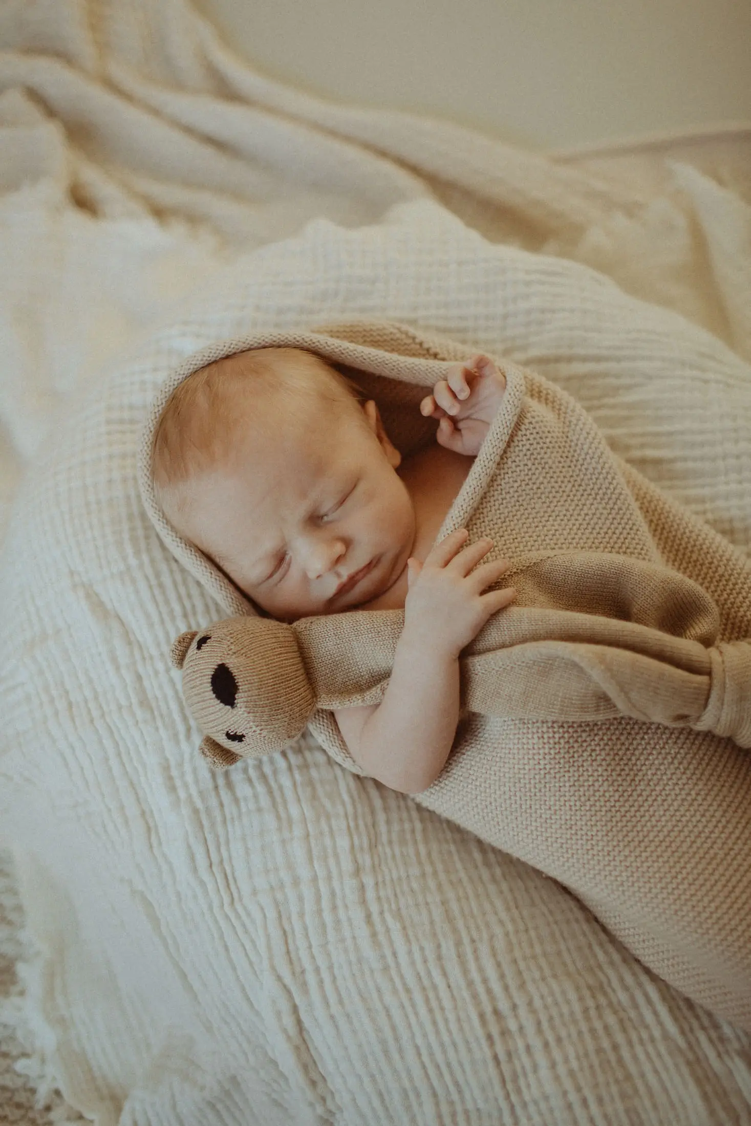 Slapende baby gewikkeld in een zachte doek