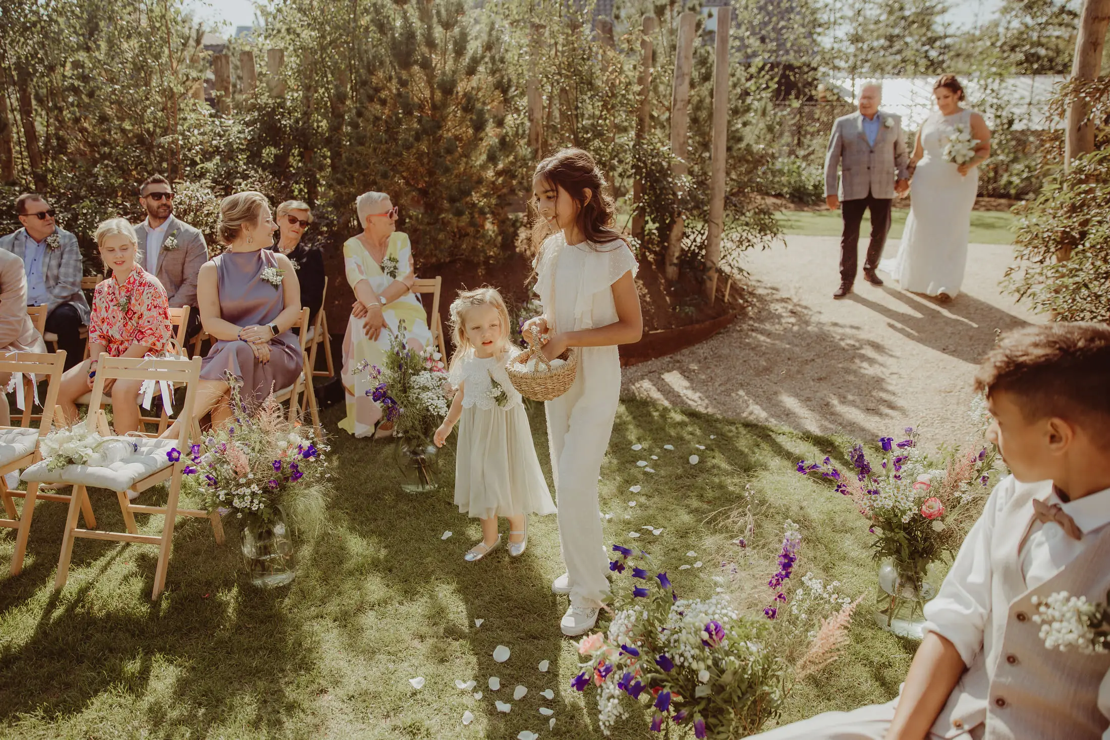 Bruid loopt met haar familie naar de ceremonie
