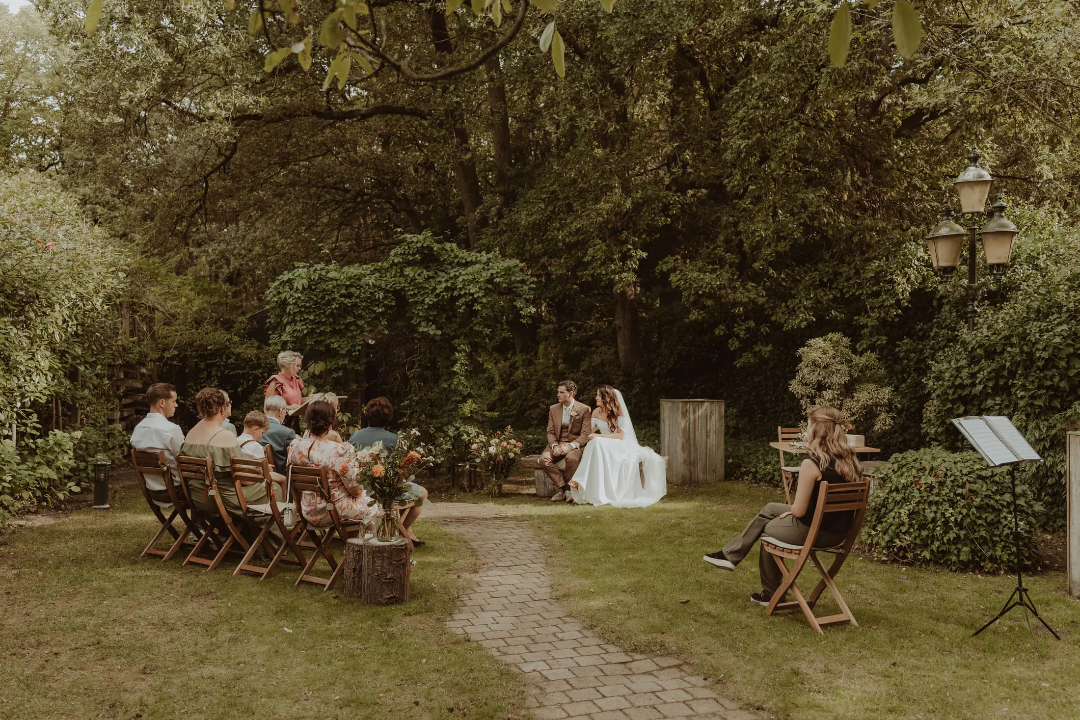 Bruidspaar zit samen tijdens een intieme buitenceremonie